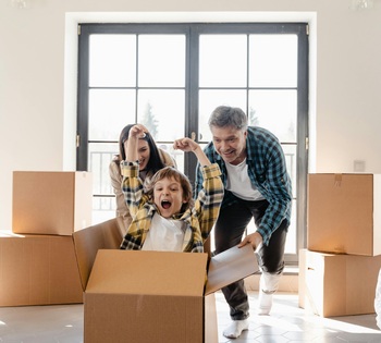 Familie packt Umzugskartons